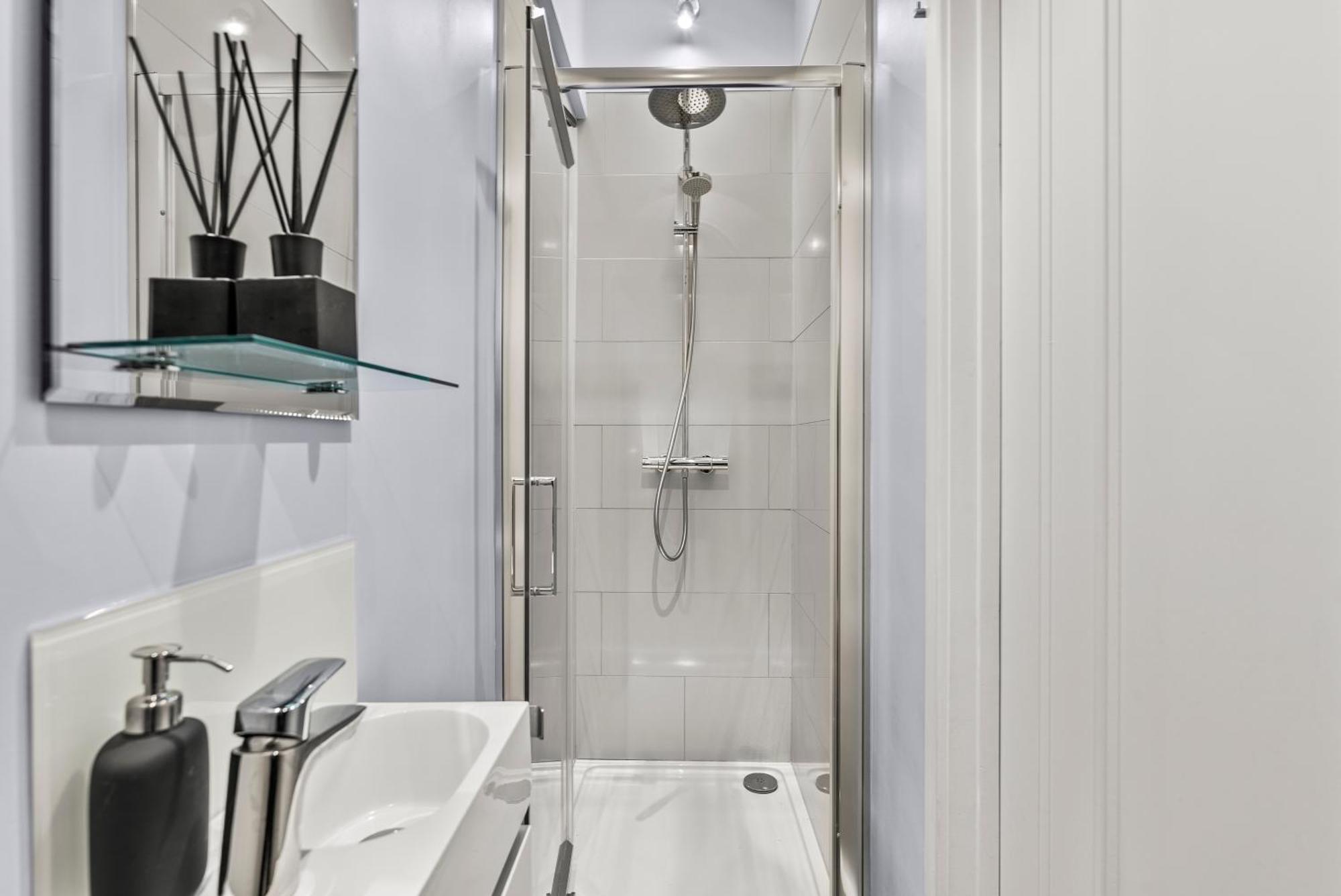 Elegant Retreat In Cheltenham - Garden & Parking Included Екстер'єр фото